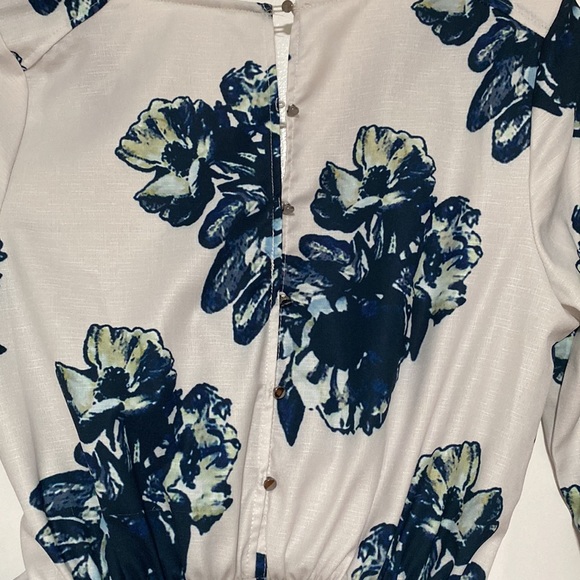 Floral bell sleeve romper - Picture 4 of 5